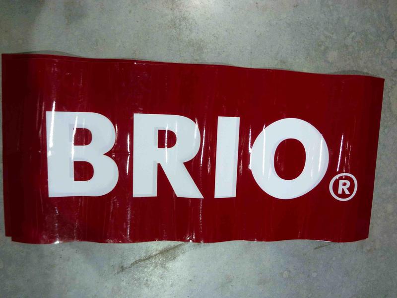 Horní reklamní logo BRIO na zeď