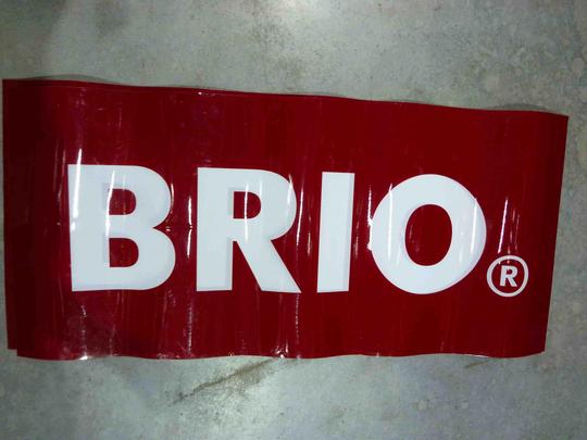 Horní reklamní logo BRIO na zeď